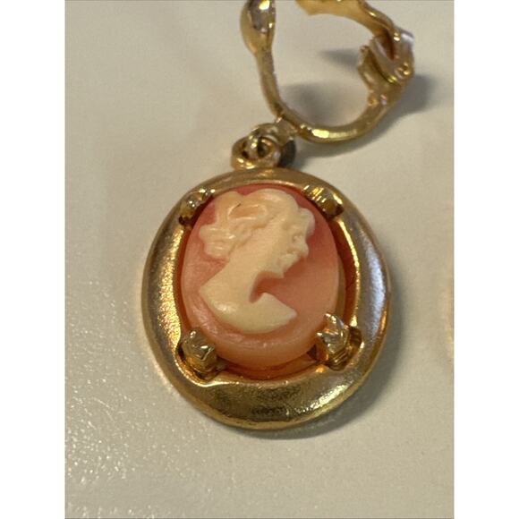 Cameo Dangling Goldtone Clip-On Earrings VINTAGE Pat 8189715 1/4" Cameo - Picture 4 of 5